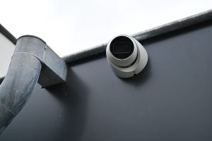Beveiligingscamera buiten bij woonhuis